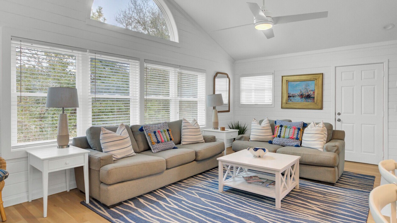 Photo of Livingroom in Pelican Bay