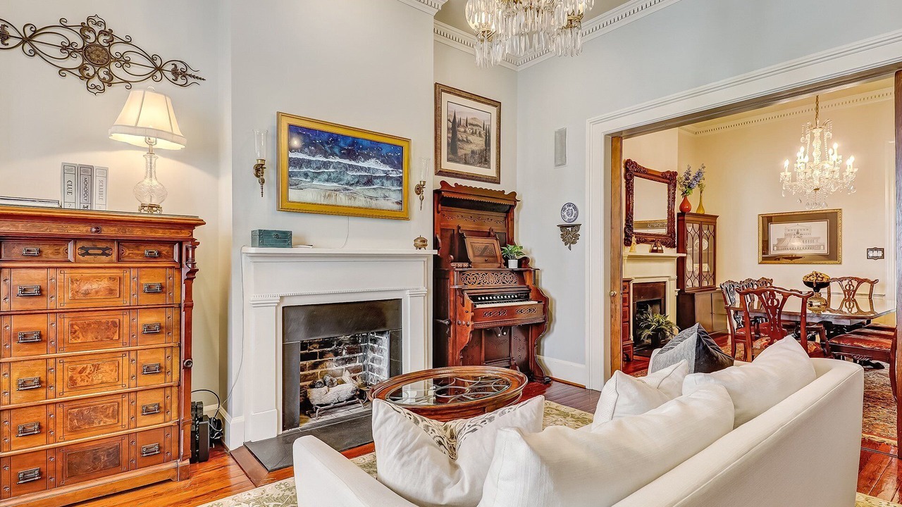 Photo of Livingroom in Historic District - North