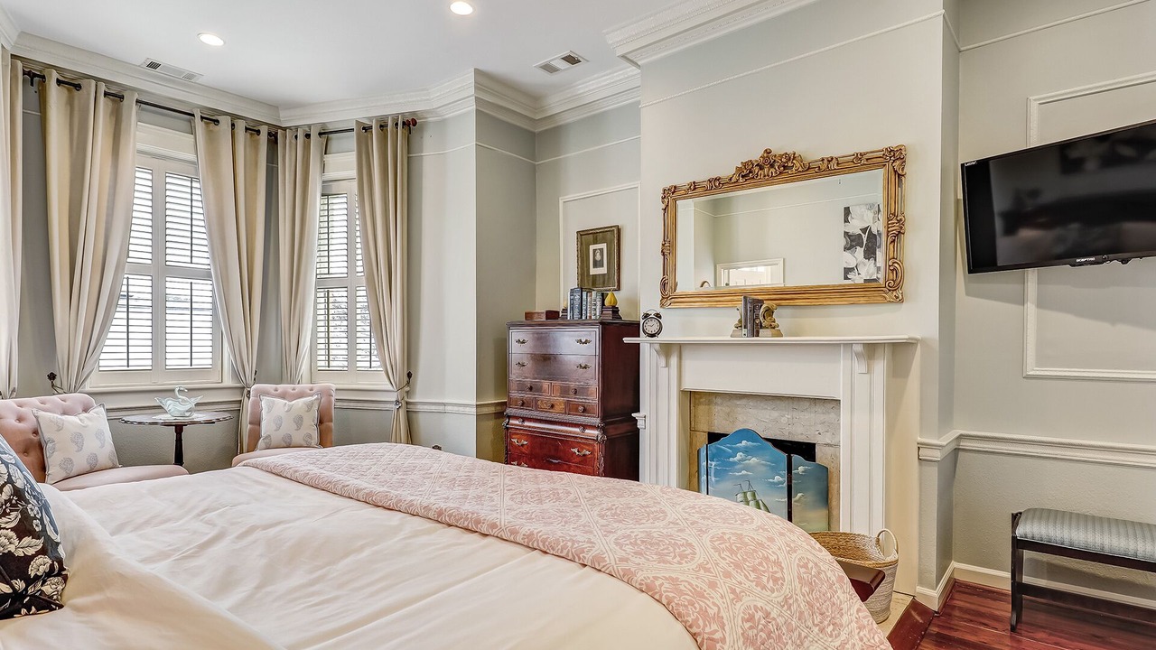 Photo of Bedroom in Historic District - North