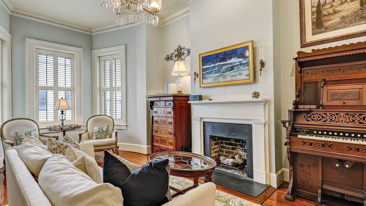 Photo of Livingroom in Historic District - North