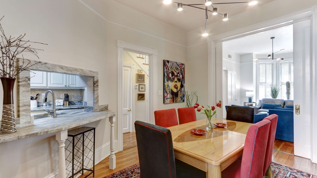 Photo of Livingroom in Historic District - North