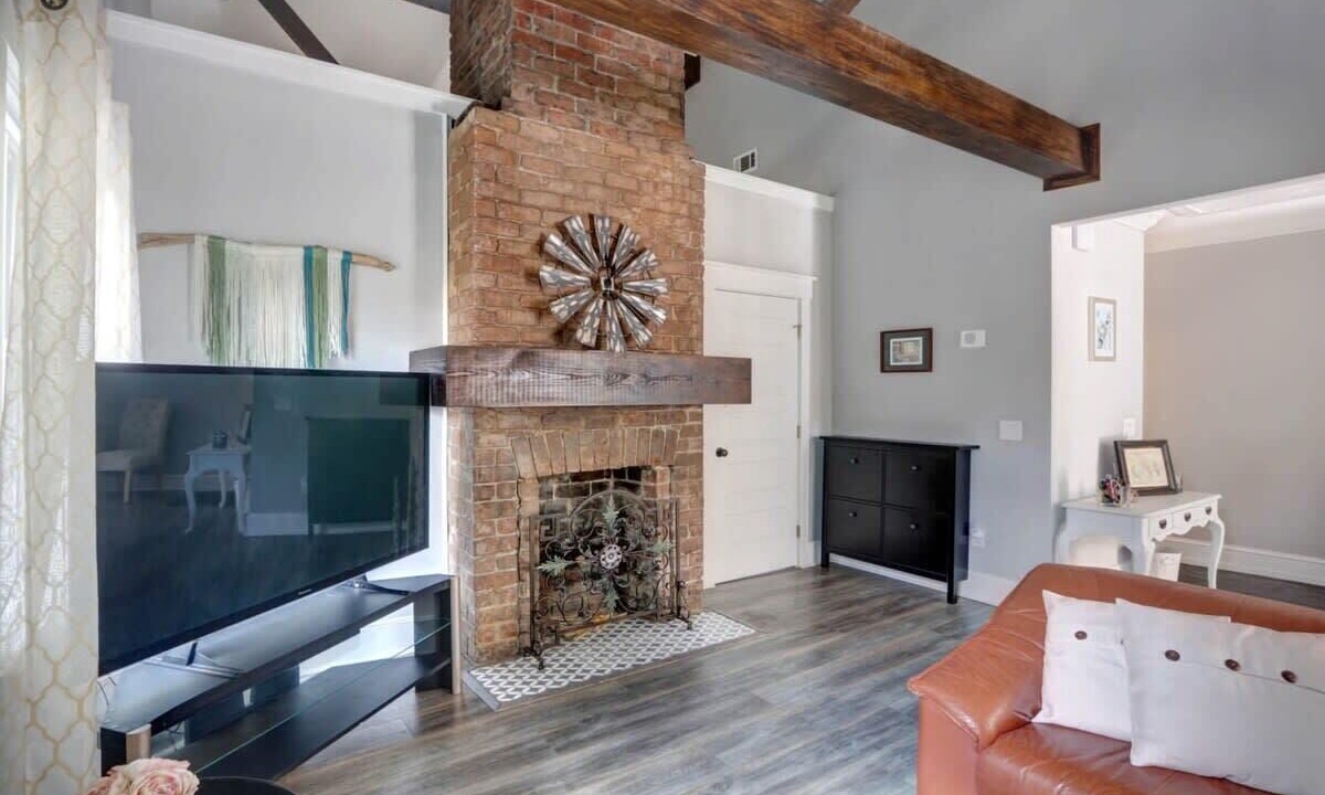 Photo of Livingroom in Savannah Victorian District