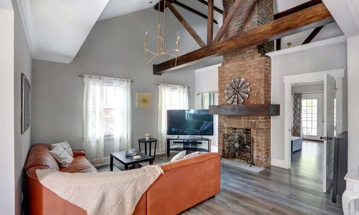Photo of Livingroom in Savannah Victorian District