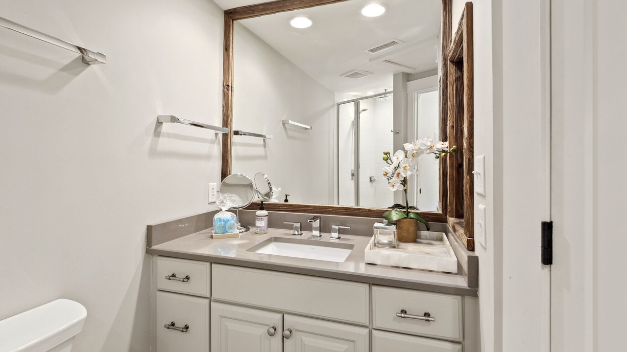 Photo of Bathroom in Night Heron