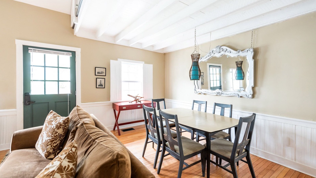 Photo of Livingroom in Beach Institute
