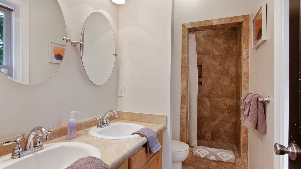 Photo of Bathroom in Thunderbolt