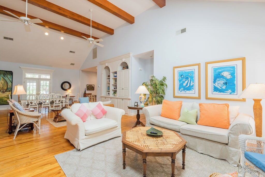 Photo of Livingroom in North Forest Beach