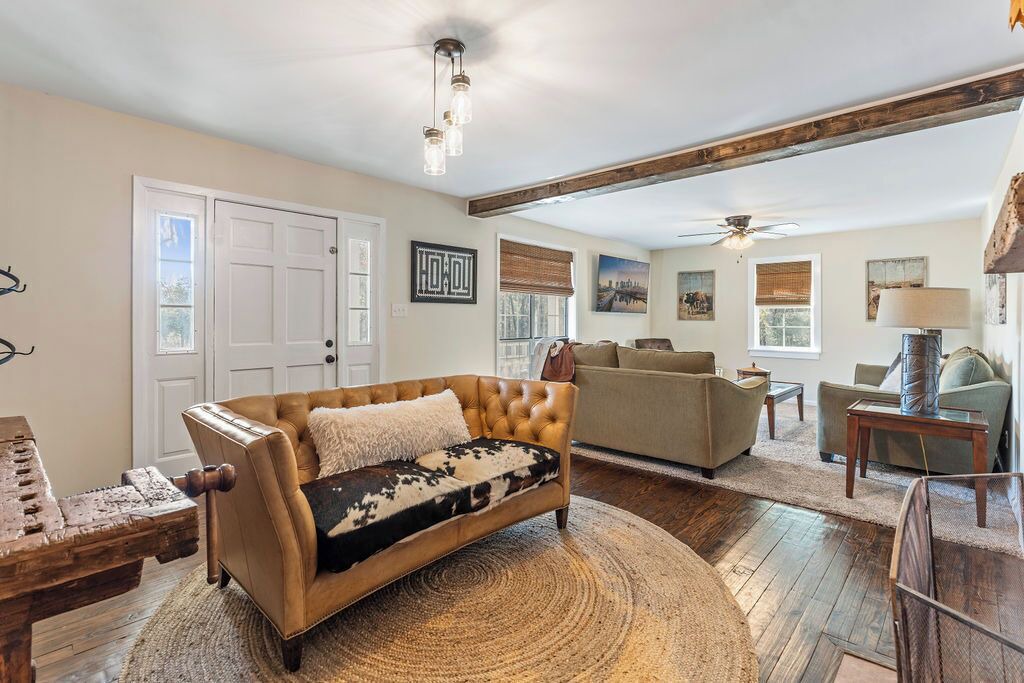 Photo of Livingroom in Peach Orchard