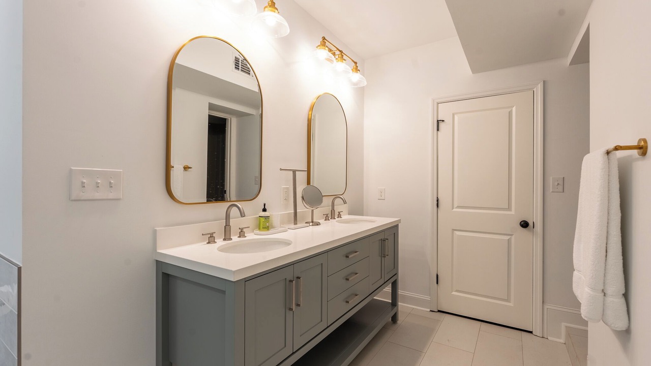 Photo of Bathroom in Thunderbolt