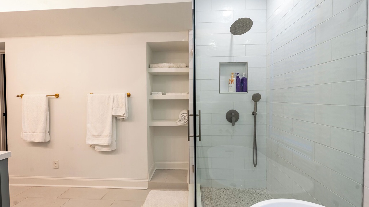 Photo of Bathroom in Thunderbolt