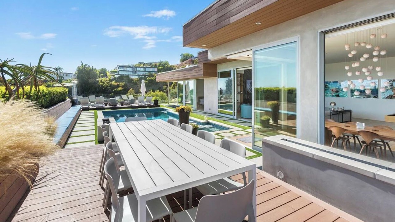 Photo of Outdoor in Hollywood Hills West