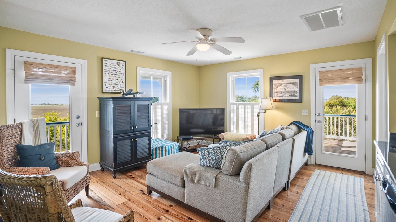 Photo of Livingroom in Oceanmarsh Subdivision