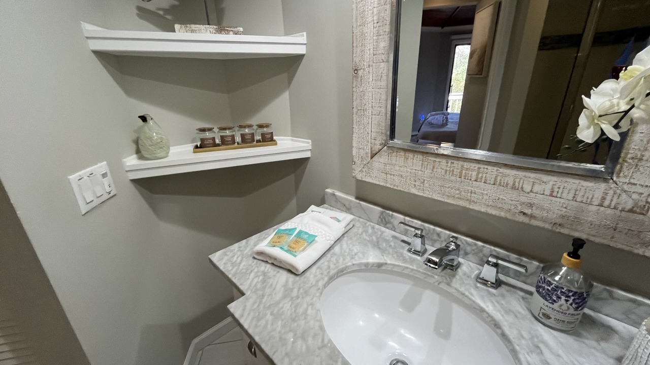 Photo of Bathroom in Night Heron