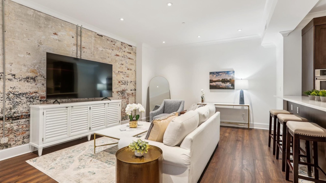 Photo of Livingroom in Historic District - North