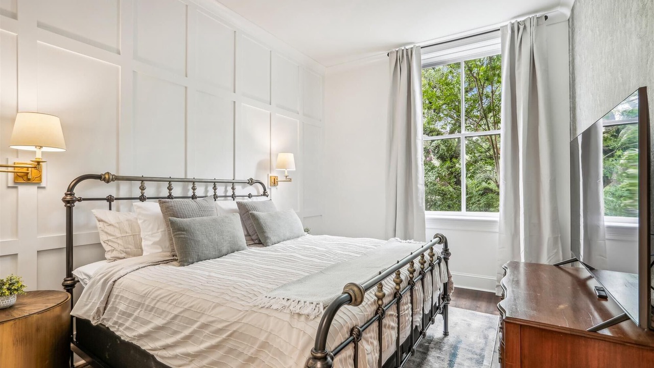Photo of Bedroom in Historic District - North