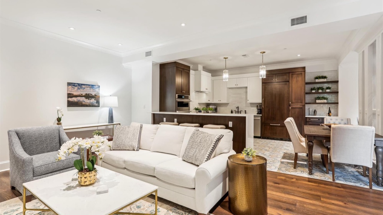 Photo of Livingroom in Historic District - North