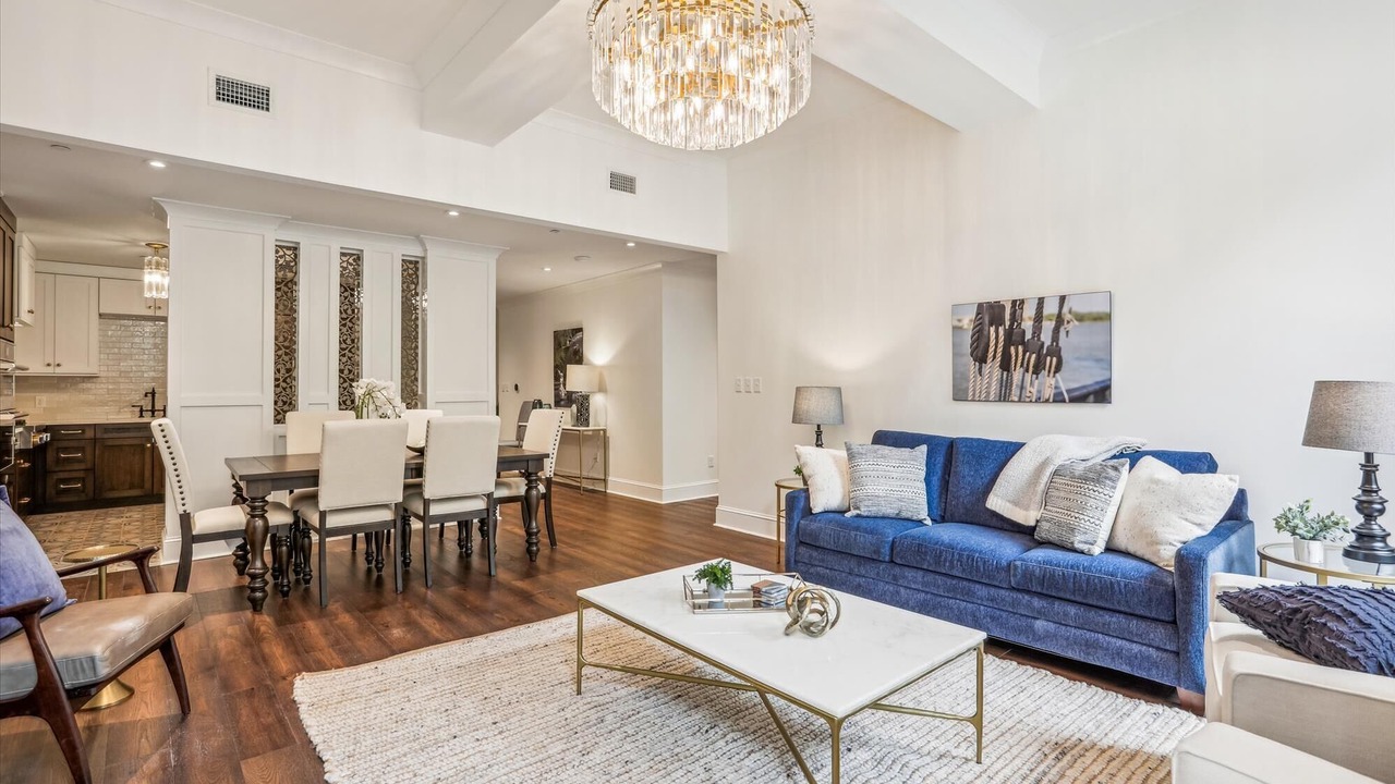 Photo of Livingroom in Historic District - North