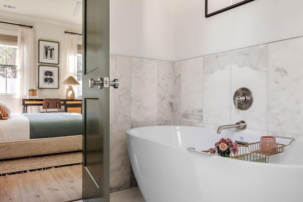 Photo of Bathroom in Thunderbolt