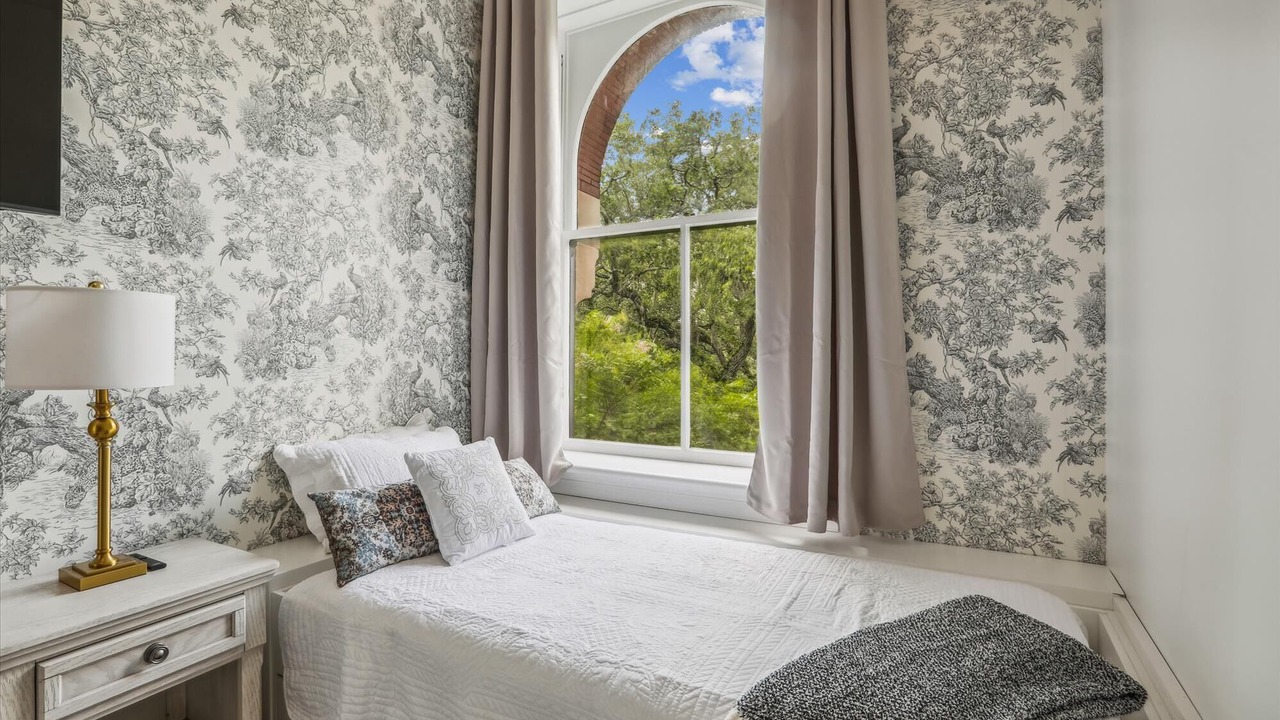 Photo of Bedroom in Historic District - North