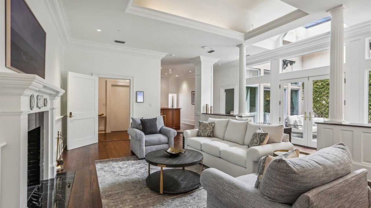 Photo of Livingroom in Historic District - North