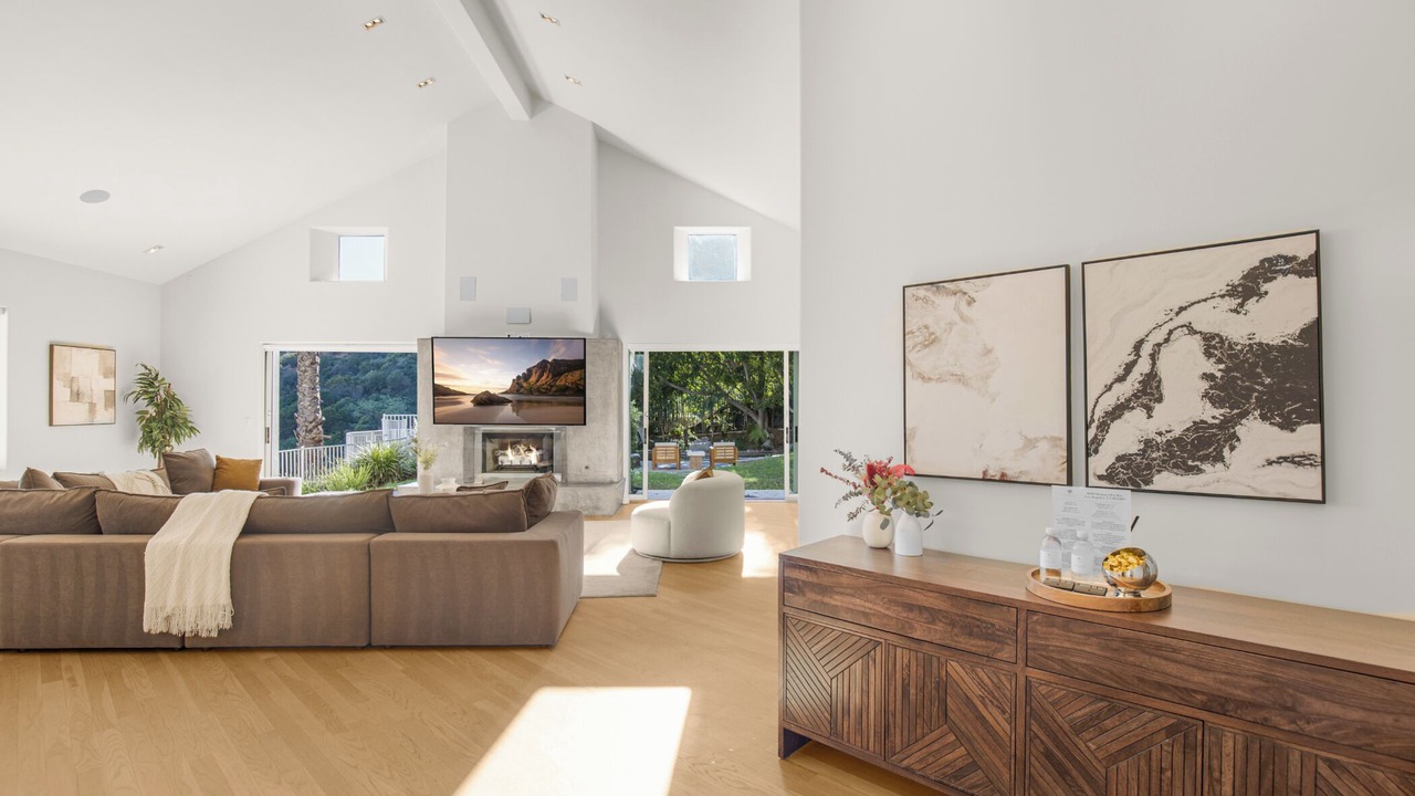 Photo of Livingroom in Hollywood Hills West