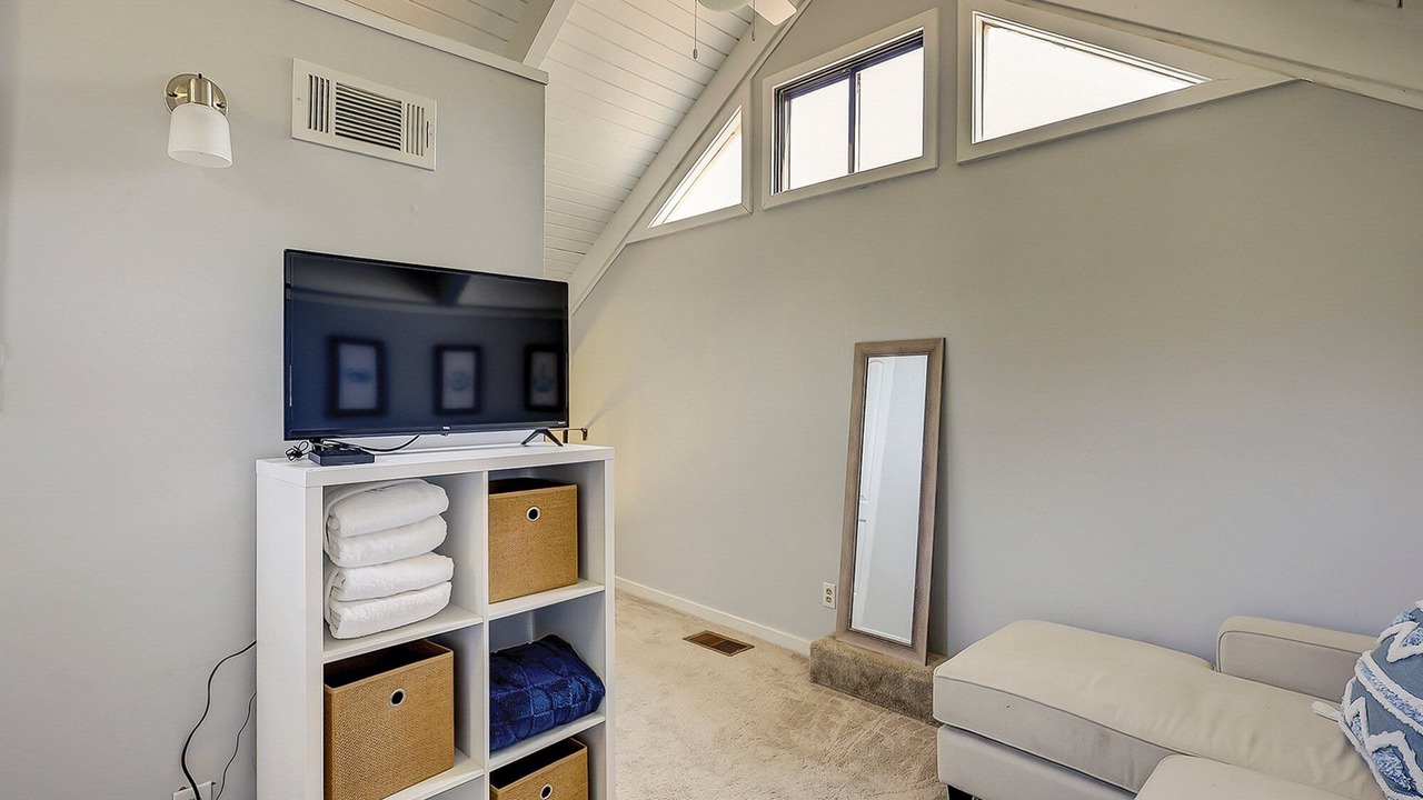 Photo of Livingroom in Night Heron