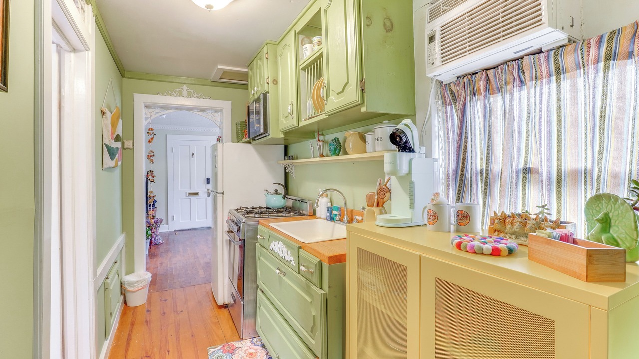 Photo of Kitchen in Eureka Springs Historic District