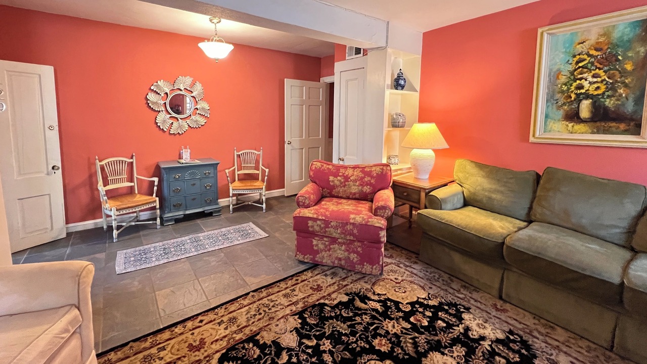 Photo of Livingroom in Old West Broad Neighborhood