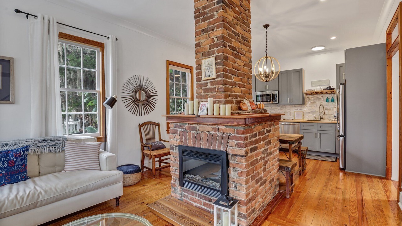 Photo of Livingroom in Historic District