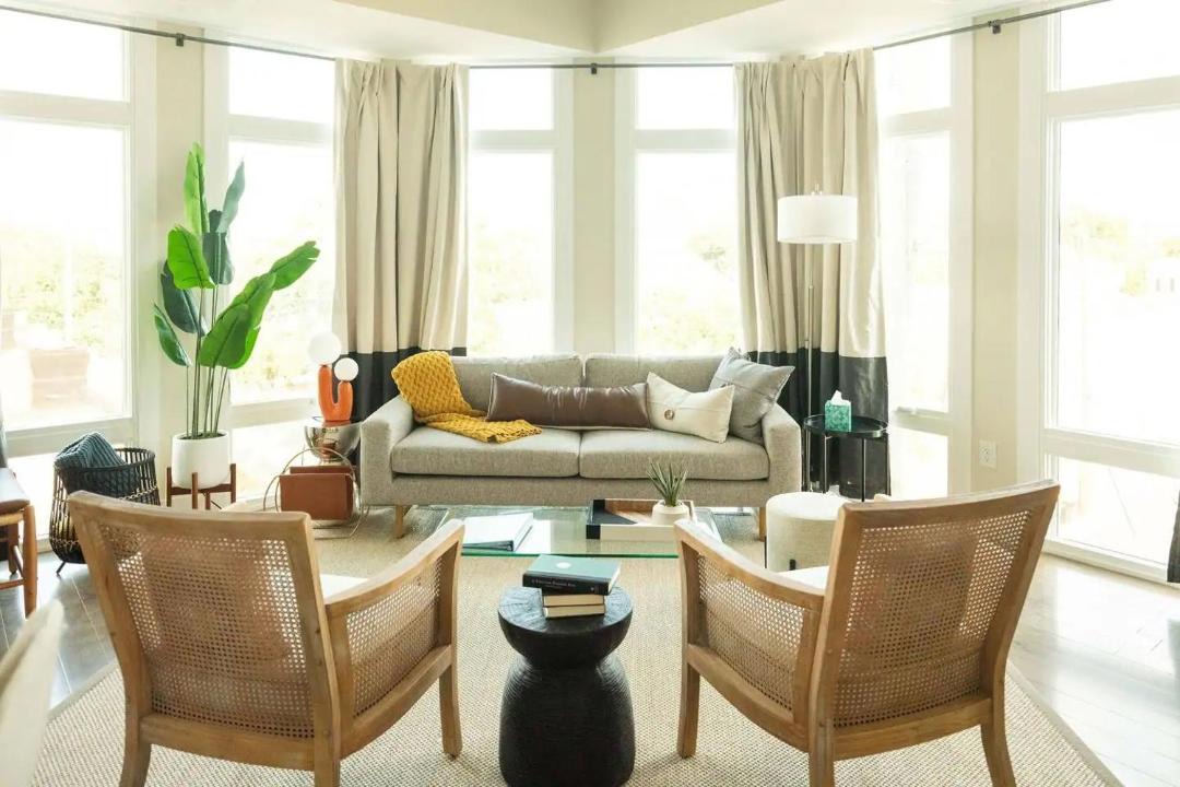 Photo of Livingroom in Old West Broad Neighborhood