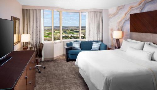 King Room with Golf View - Mobility/Hearing Accessible with Roll-In Shower