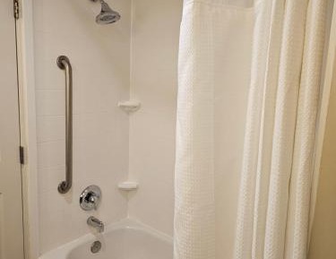 Double Room with Two Double Beds and Bathtub - Mobility Accessible