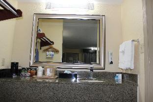 King Room with Bath Tub - Mobility Accessible/Non-Smoking