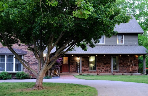 Benton County House | "Your Hilltop Haven: Embrace Bentonville & NWA's Vibrant Epicenter!"