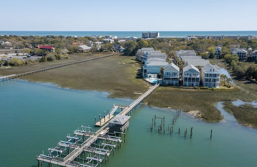 Waters Edge House | Water's Edge 95 - The Oak Oasis - Renovated Townhome - Walking distance to Beach and Center St.