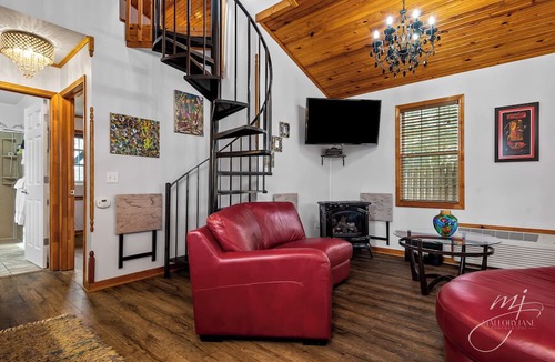 Eureka Springs Historic District Cabin | The Woods Cabins