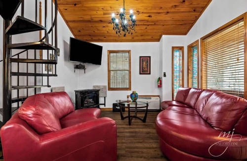 Eureka Springs Historic District Cabin | The Woods Cabins