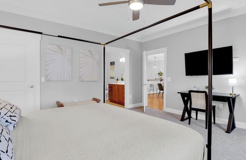 Old West Broad Neighborhood Cottage | The Juliette by Avantstay 2 Suites + Coffee Bar Walkable Historic District + Free Parking