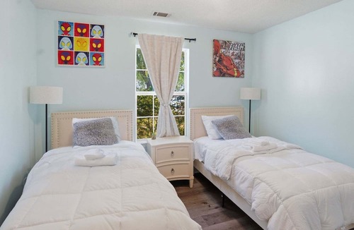 Savannah House | 3br Savannah Home Sleeps 5 Near Historic District 3 Bedroom Home