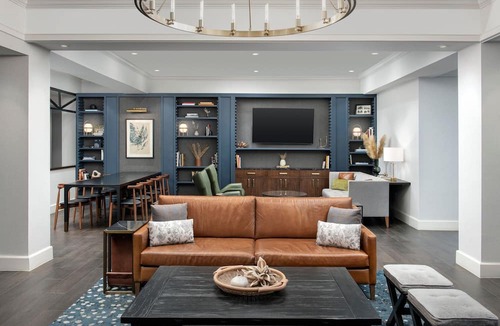 Old West Broad Neighborhood Hotel | Courtyard by Marriott Savannah Downtown/Historic District
