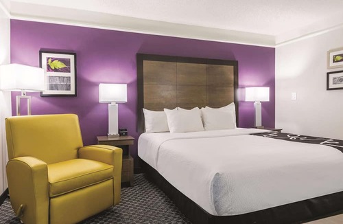 Alexandria Hotel | La Quinta Inn & Suites by Wyndham Alexandria Airport