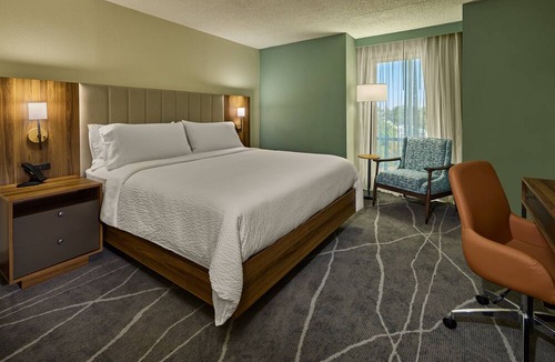 Westside Hotel | Holiday Inn Express & Suites Charleston DWTN - Medical CTR by IHG