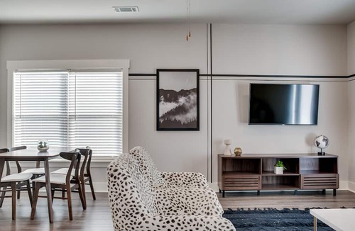 Gracewood Apartment | The Madison: 2 King Beds - TVs in BRs - Pool & Gym - WiFi - Washer & Dryer