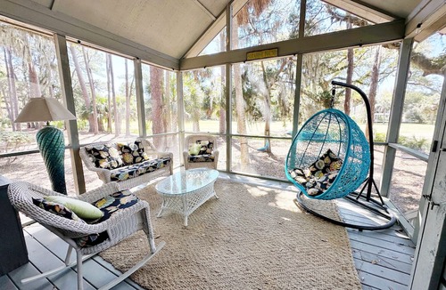 Ocean Ridge Cottage | Snowbird-friendly island cottage with fairway views, lanai, & AC - dogs welcome