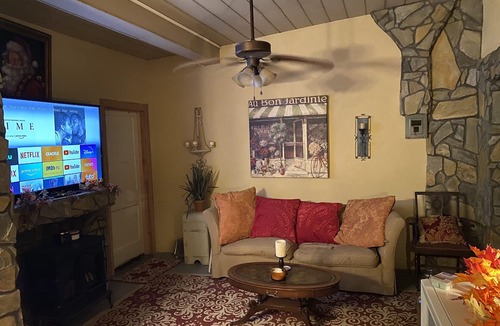 Lexington House | Carriage House Villa and gardens in downtown historic Lexington SC
