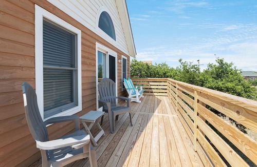 Nags Head House | Jumbo's Hideout: Pet friendly, Short Stay Anytime, Short drive to the beach