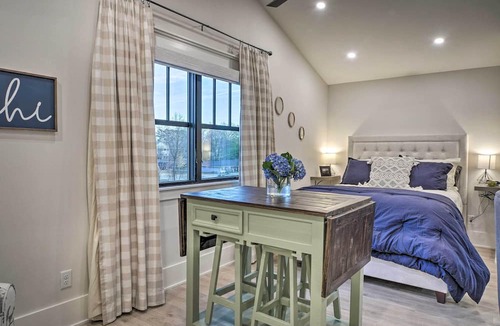 Downtown Apartment | Airy Bentonville Studio < 1 Mile to City Square!