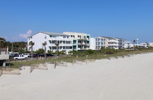Folly Beach Condo | Oceanfront Corner Condo w/Beautiful Views~Folly Beach Suites 3A