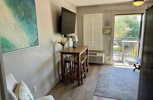 Hilton Head Island Condo | SerenityByTheSea-Couples Retreat-King,Bikes,Chairs