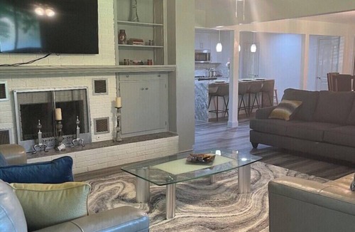 Mid America House | Amazing lakefront house- DISCOUNTED RATES!